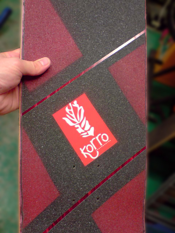 Photo gros plan du dessus de la board Korro skateboards - Série 1 - board #11 Photo gros plan du dessus de la board Korro skateboards - Série 1 - board #11