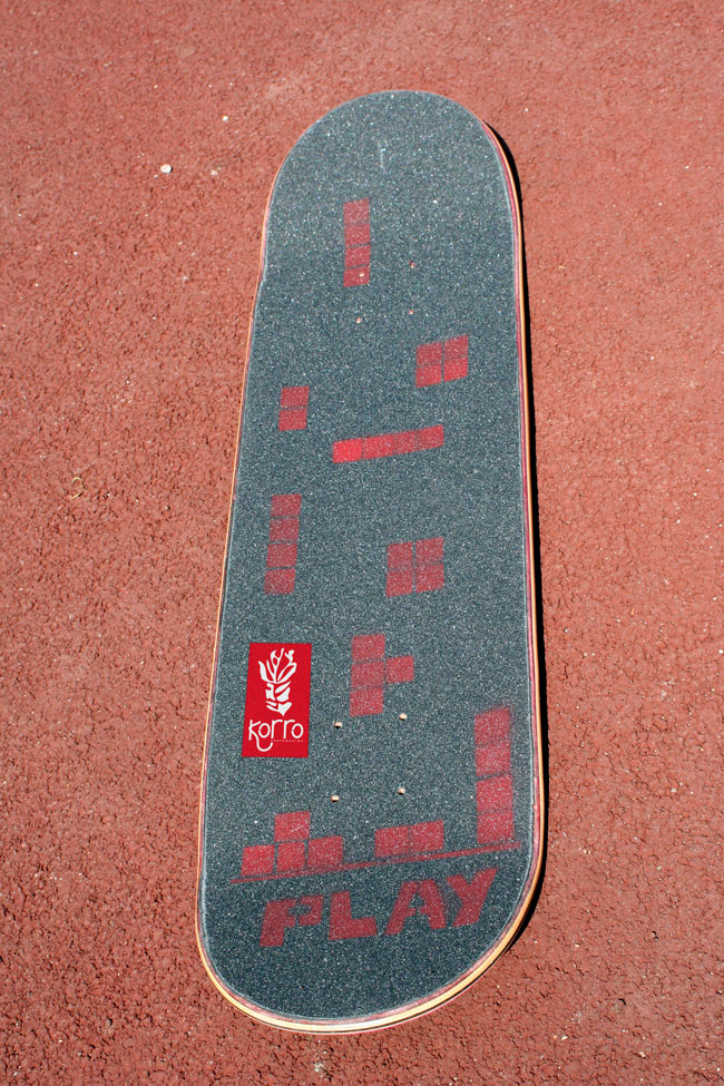 board Korro skateboards série "Sun" avec un shape "Purple" et un design grip "Play" , numérotée 06/30