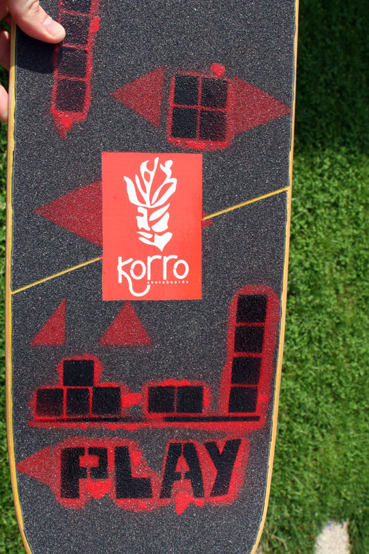 exemple d'une board Korro skateboards série "Sun" avec un shape "Yellow" et un design grip "Play 2" , numérotée 02/30