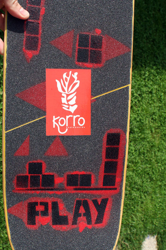 exemple d'une board Korro skateboards série "Sun" avec un shape "Yellow" et un design grip "Play 2" , numérotée 02/30 exemple d'une board Korro skateboards série "Sun" avec un shape "Yellow" et un design grip "Play 2" , numérotée 02/30