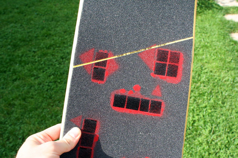 exemple d'une board Korro skateboards série "Sun" avec un shape "Yellow" et un design grip "Play 2" , numérotée 02/30 exemple d'une board Korro skateboards série "Sun" avec un shape "Yellow" et un design grip "Play 2" , numérotée 02/30