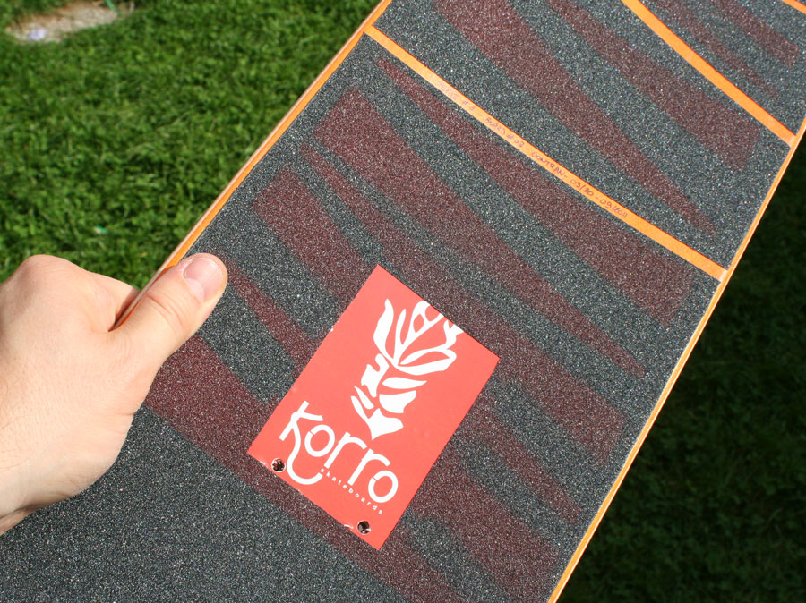 exemple d'une board Korro skateboards série "Sun" avec un shape "Orange" et un design grip "Zebre" , numérotée 03/30