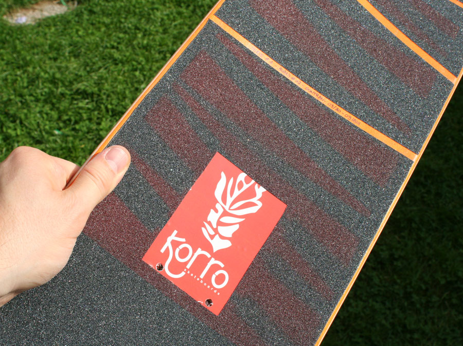 exemple d'une board Korro skateboards série "Sun" avec un shape "Orange" et un design grip "Zebre" , numérotée 03/30 exemple d'une board Korro skateboards série "Sun" avec un shape "Orange" et un design grip "Zebre" , numérotée 03/30