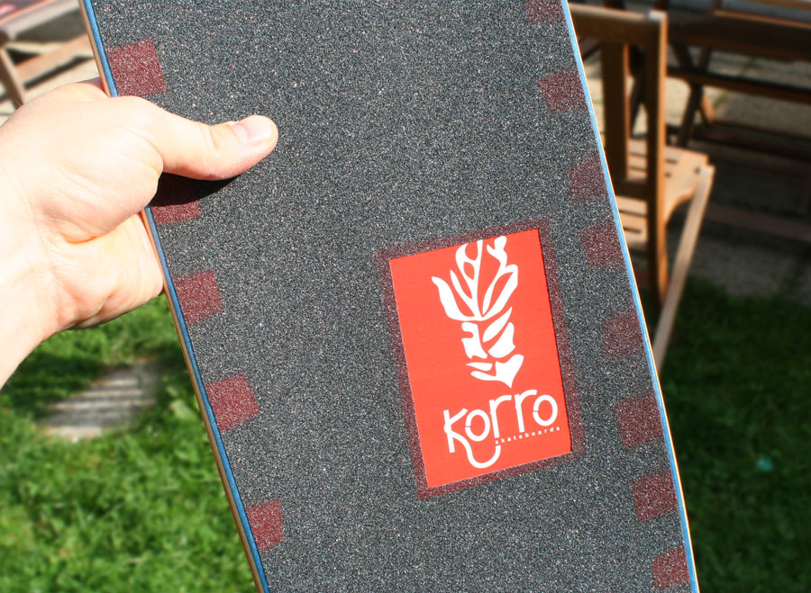 exemple d'une board Korro skateboards série "Sun" avec un shape "Blue" et un design grip "Shark" , numérotée 04/30